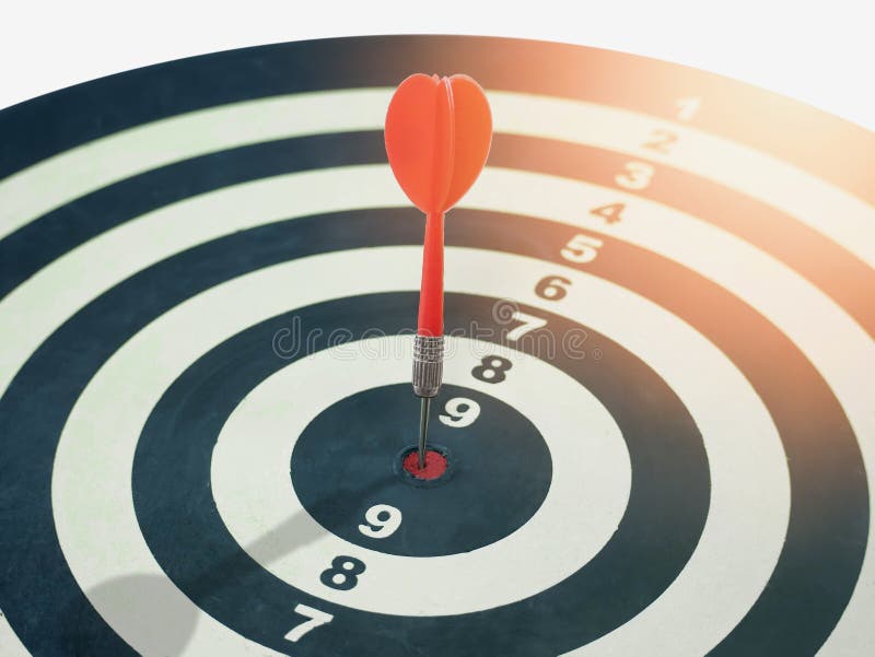 La freccia del bersaglio Red Dart colpisce il bullseye, che è l'obiettivo finale che tutti vogliono, marketing e successo commerc fotografie stock La freccia del bersaglio Red Dart colpisce il bullseye, che è l'obiettivo finale che tutti vogliono, marketing e successo commerc fotografie stock