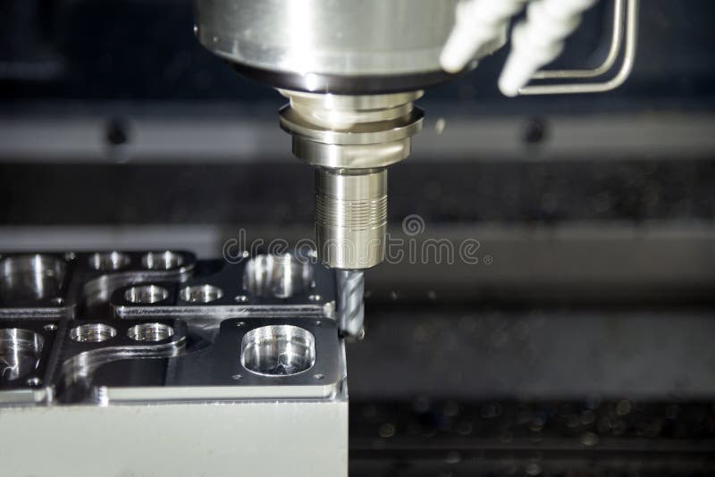 La fresatrice di CNC che taglia lo stampaggio ad iniezione del metallo immagini stock libere da diritti La fresatrice di CNC che taglia lo stampaggio ad iniezione del metallo immagini stock libere da diritti