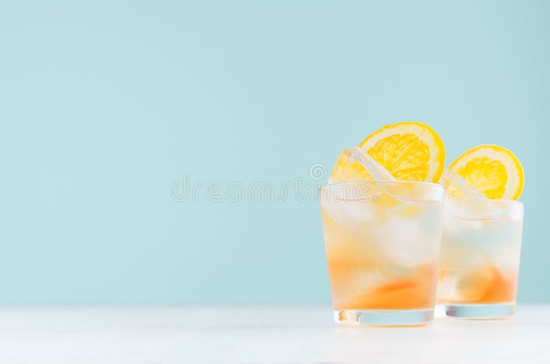 La fruta de restauraci?n tropical ray? bebidas con las naranjas de las rebanadas, hielo en vaso de medida misted en el tablero de fotos de archivo libres de regalías La fruta de restauraci?n tropical ray? bebidas con las naranjas de las rebanadas, hielo en vaso de medida misted en el tablero de fotos de archivo libres de regalías