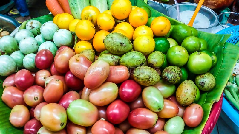 La fruta y verdura para hacer ensalada de la papaya la comida es como a fotos de archivo libres de regalías La fruta y verdura para hacer ensalada de la papaya la comida es como a fotos de archivo libres de regalías
