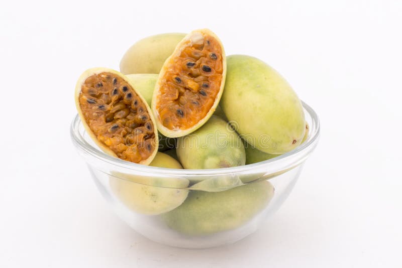 La frutta dell'America latina ha chiamato il passionfruit della banana (lat Tripartita della passiflora) (in tumbo dello Spagnolo immagine stock La frutta dell'America latina ha chiamato il passionfruit della banana (lat Tripartita della passiflora) (in tumbo dello Spagnolo immagine stock