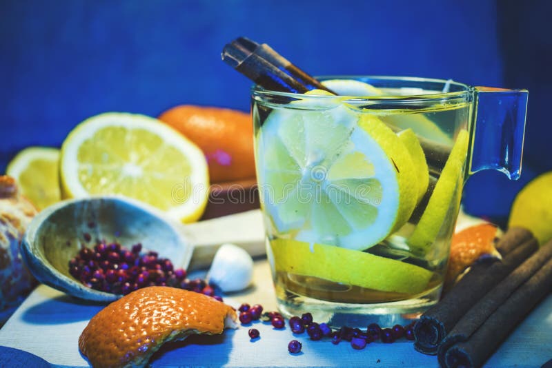 La frutta e le verdure sull'alimento e sul colesterolo sani del fondo blu sono a dieta il concetto Cibo pulito, stante a dieta, d immagine stock libera da diritti La frutta e le verdure sull'alimento e sul colesterolo sani del fondo blu sono a dieta il concetto Cibo pulito, stante a dieta, d immagine stock libera da diritti