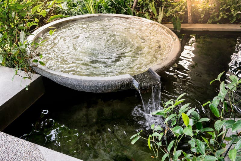 La fuente de agua de la forma del círculo y el agua caen en jardín o parque imágenes de archivo libres de regalías La fuente de agua de la forma del círculo y el agua caen en jardín o parque imágenes de archivo libres de regalías