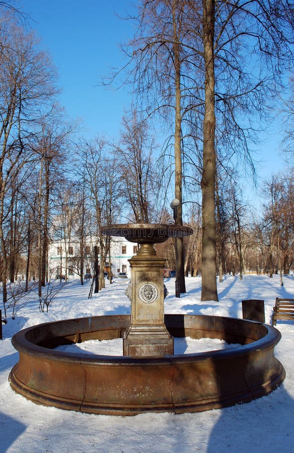 La fuente del hierro en el cuadrado en la isla de plata a Izmailovo por la tarde clara del invierno Paisaje de la ciudad imagen de archivo La fuente del hierro en el cuadrado en la isla de plata a Izmailovo por la tarde clara del invierno Paisaje de la ciudad imagen de archivo