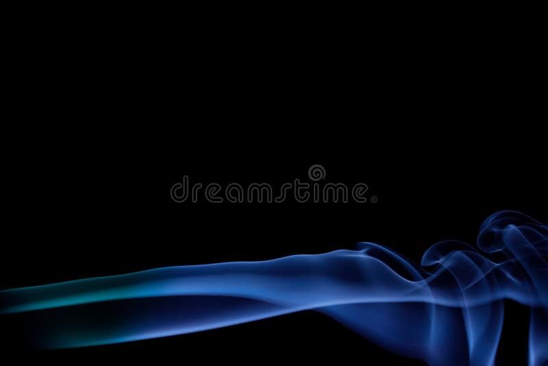 La fumée bleue sur un fond noir, fumée abstraite tourbillonne photo stock La fumée bleue sur un fond noir, fumée abstraite tourbillonne photo stock