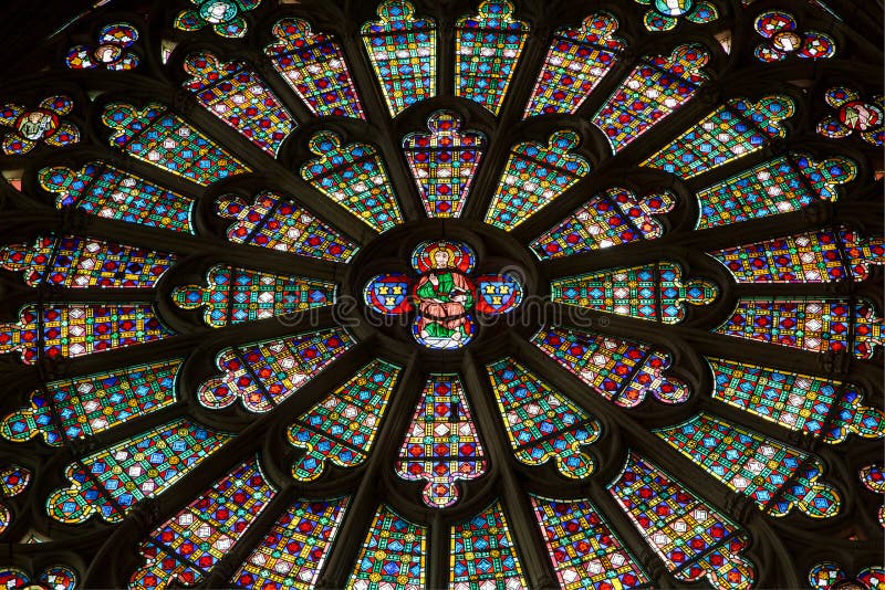 La för Vitraux de lla Basilique Saint Nazairedans citerar de Carcassonne - Aude & x28; France& x29; royaltyfri fotografi La för Vitraux de lla Basilique Saint Nazairedans citerar de Carcassonne - Aude & x28; France& x29; royaltyfri fotografi