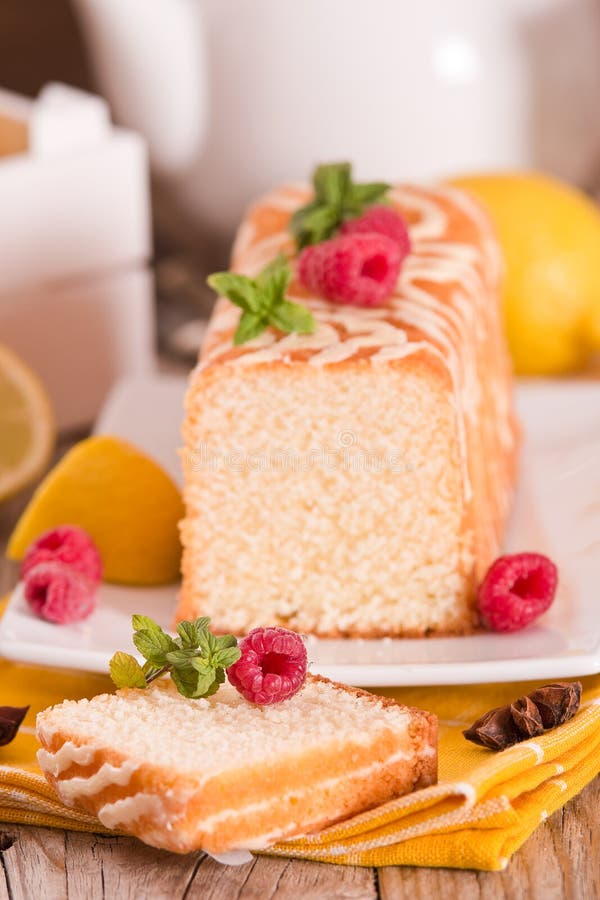 Gateau A L Eponge Au Citron A La Grenade Image Stock Image Du Confiserie Morceau