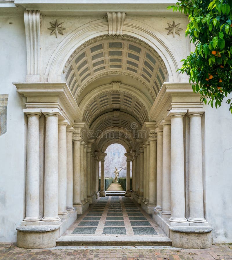 La galería forzada de la perspectiva de Francesco Borromini en Palazzo Spada, en Roma, Italia