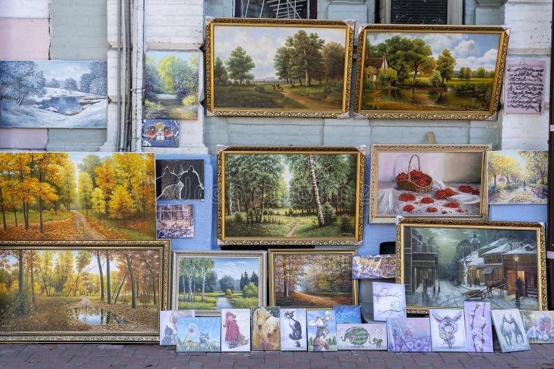 La galleria di arte improvvisata sul mercato delle pulci nel centro urbano Kiev, Ucraina immagini stock La galleria di arte improvvisata sul mercato delle pulci nel centro urbano Kiev, Ucraina immagini stock