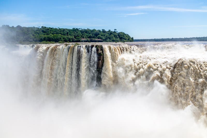 La garganta de los diablos en la opinión de las cataratas del Iguazú del lado argentino - frontera del Brasil y de la Argentina imagen de archivo libre de regalías La garganta de los diablos en la opinión de las cataratas del Iguazú del lado argentino - frontera del Brasil y de la Argentina imagen de archivo libre de regalías