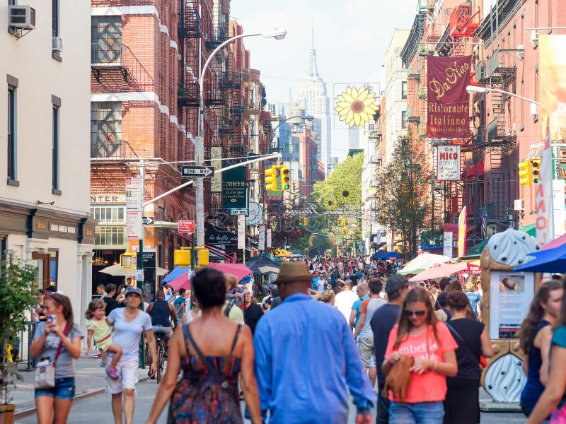 La gente ad un festival della via in poca Italia, New York fotografia stock libera da diritti La gente ad un festival della via in poca Italia, New York fotografia stock libera da diritti