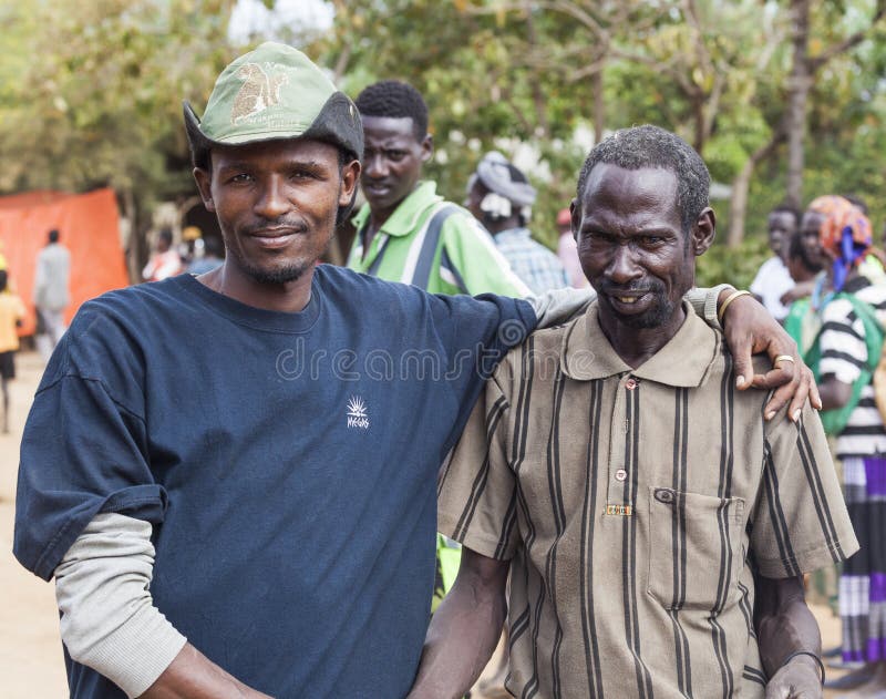 La gente al mercato del villaggio Bonata Valle di Omo l'etiopia immagine stock libera da diritti La gente al mercato del villaggio Bonata Valle di Omo l'etiopia immagine stock libera da diritti