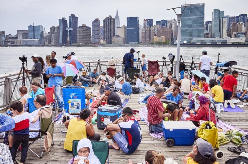 La gente aspetta per guardare il quarto dei fuochi d'artificio di festa dell'indipendenza di luglio fotografia stock libera da diritti La gente aspetta per guardare il quarto dei fuochi d'artificio di festa dell'indipendenza di luglio fotografia stock libera da diritti