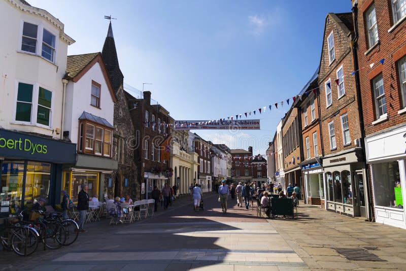 La gente camina en la calle el 12 de agosto de 2016 en Chichester, Reino Unido foto de archivo libre de regalías La gente camina en la calle el 12 de agosto de 2016 en Chichester, Reino Unido foto de archivo libre de regalías