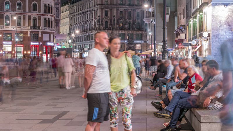 La gente caminando por el casco antiguo de Viena en Stephansplatz por la noche