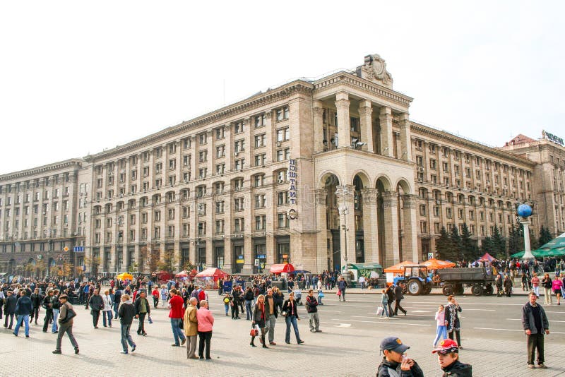 La gente cammina lungo Khreschatyk la via principale della c ucraina fotografia stock La gente cammina lungo Khreschatyk la via principale della c ucraina fotografia stock