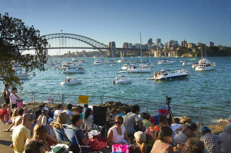 La gente che aspetta il nuovo anno Eve a Sydney fotografie stock libere da diritti La gente che aspetta il nuovo anno Eve a Sydney fotografie stock libere da diritti
