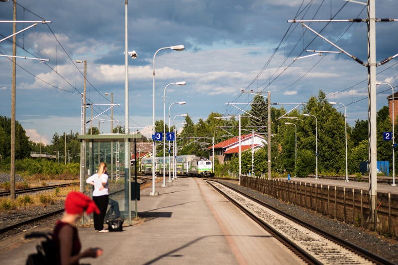 La gente che aspetta il treno nella stazione di Vammala, Finlandia immagine stock La gente che aspetta il treno nella stazione di Vammala, Finlandia immagine stock