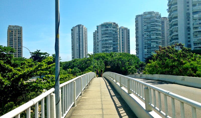 La gente che attraversa un ponte a Barra da Tijuca, Brasile fotografia stock libera da diritti La gente che attraversa un ponte a Barra da Tijuca, Brasile fotografia stock libera da diritti