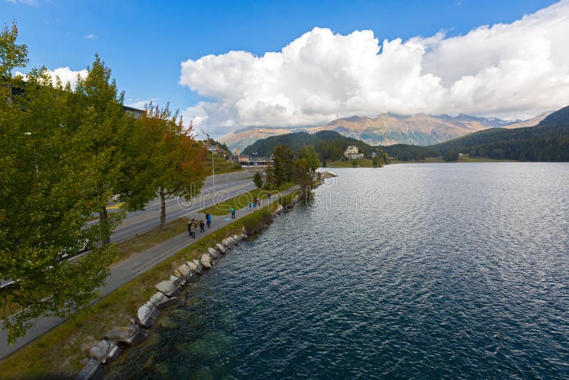La gente che cammina dal lago St Moritz in Svizzera durante l'autunno i fotografie stock La gente che cammina dal lago St Moritz in Svizzera durante l'autunno i fotografie stock