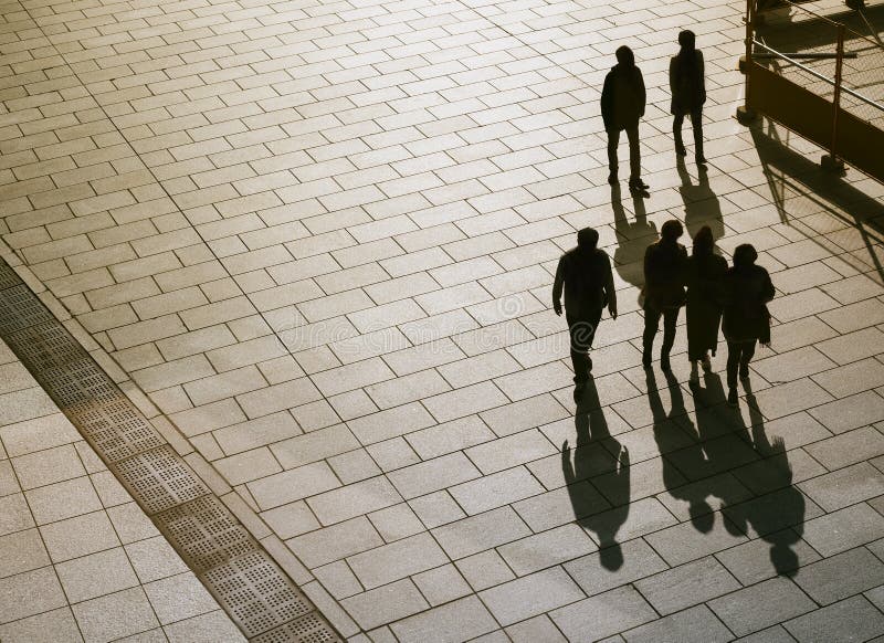 La gente che cammina sulla siluetta di vista superiore di via fotografie stock libere da diritti La gente che cammina sulla siluetta di vista superiore di via fotografie stock libere da diritti