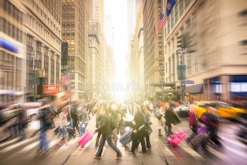 La gente che cammina sulle vie di Manhattan - New York in città