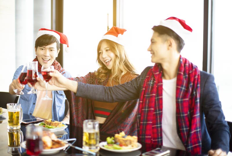 la gente che celebra nuovo anno e natale fotografia stock libera da diritti la gente che celebra nuovo anno e natale fotografia stock libera da diritti
