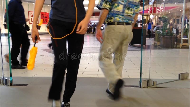 La gente che compera dentro il centro commerciale