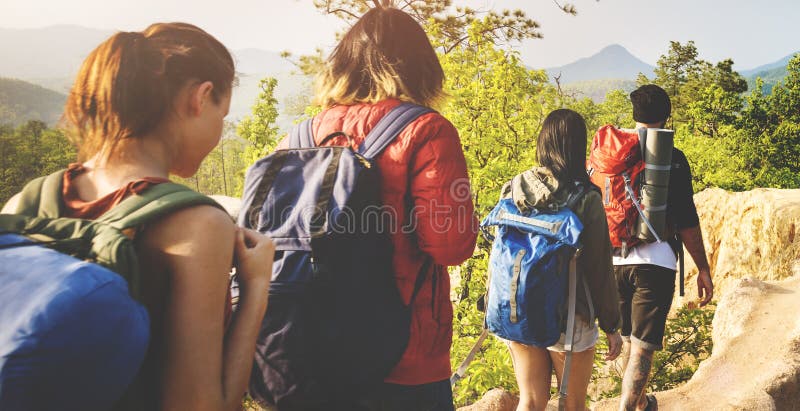 La gente che fa un'escursione concetto di avventura della montagna fotografia stock La gente che fa un'escursione concetto di avventura della montagna fotografia stock
