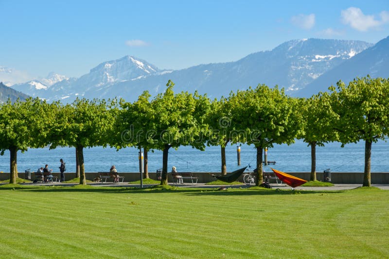 La gente che gode dei giorni soleggiati a Cham, Svizzera fotografie stock La gente che gode dei giorni soleggiati a Cham, Svizzera fotografie stock