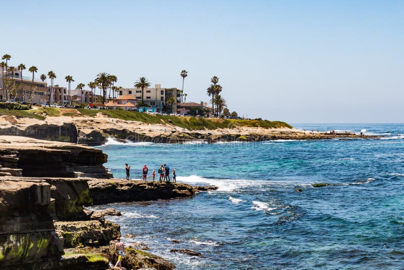 La gente che gode della vista di oceano dalle formazioni rocciose a La Jolla fotografia stock libera da diritti La gente che gode della vista di oceano dalle formazioni rocciose a La Jolla fotografia stock libera da diritti