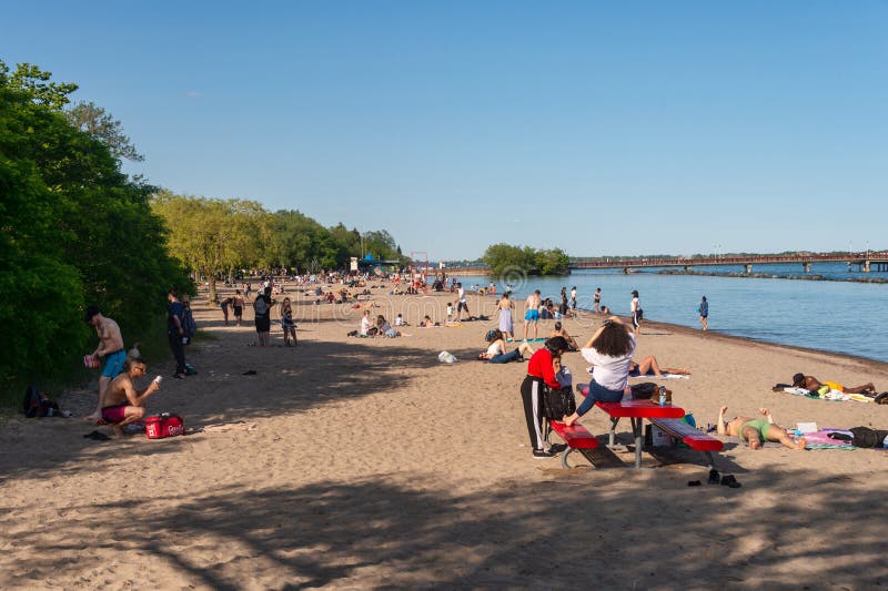 La gente che gode di un giorno di estate caldo alla spiaggia sull'isola del centro a Toronto 2019 immagini stock libere da diritti La gente che gode di un giorno di estate caldo alla spiaggia sull'isola del centro a Toronto 2019 immagini stock libere da diritti
