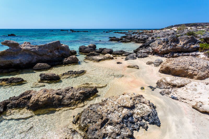 La gente che ha un resto sulla spiaggia di Elafonissi crete La Grecia fotografie stock libere da diritti La gente che ha un resto sulla spiaggia di Elafonissi crete La Grecia fotografie stock libere da diritti