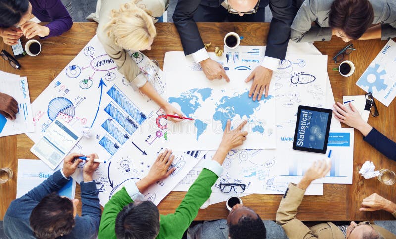 La gente che lavorano e concetti di affari globali fotografie stock La gente che lavorano e concetti di affari globali fotografie stock
