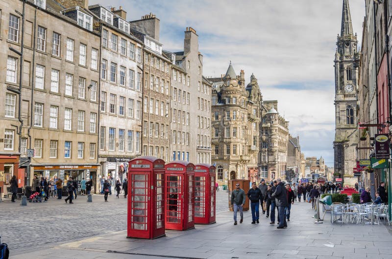 La gente che passeggia lungo il miglio reale a Edimburgo un giorno nuvoloso fotografia stock La gente che passeggia lungo il miglio reale a Edimburgo un giorno nuvoloso fotografia stock
