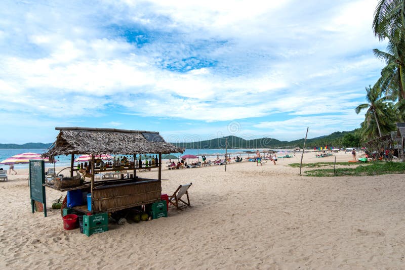 La gente che richiede una vacanza sulla spiaggia di Nacpan al nido di EL, Palawan, Filippine 19 novembre 2018 fotografia stock La gente che richiede una vacanza sulla spiaggia di Nacpan al nido di EL, Palawan, Filippine 19 novembre 2018 fotografia stock
