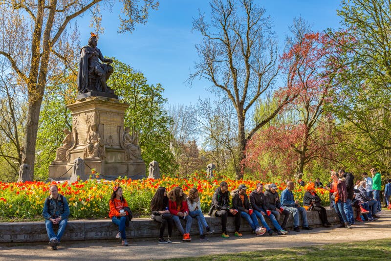 La gente che si rilassa nel Vondelpark fotografia stock libera da diritti La gente che si rilassa nel Vondelpark fotografia stock libera da diritti