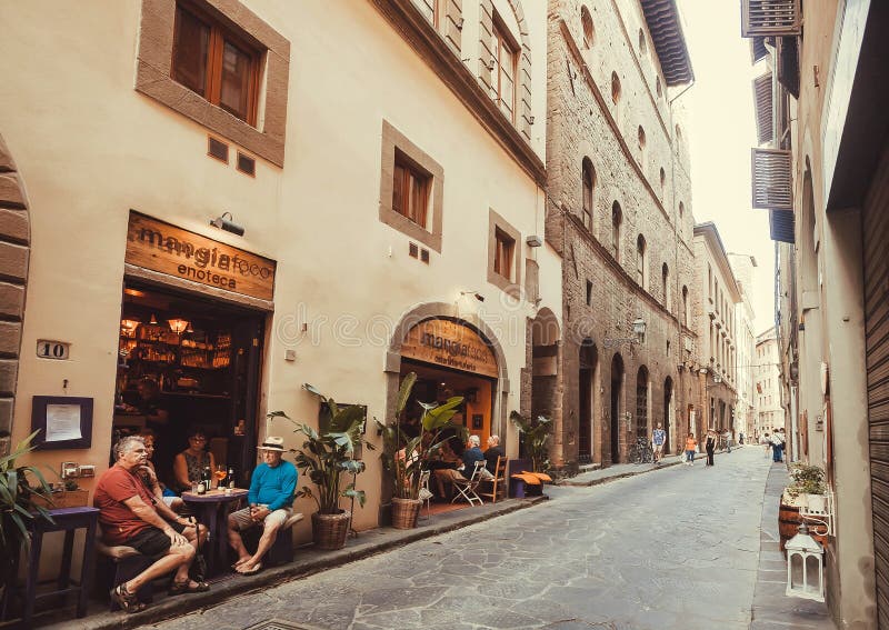 La gente che si rilassa nell'ombra del ristorante italiano sulla via stretta di vecchia città fotografia stock libera da diritti La gente che si rilassa nell'ombra del ristorante italiano sulla via stretta di vecchia città fotografia stock libera da diritti