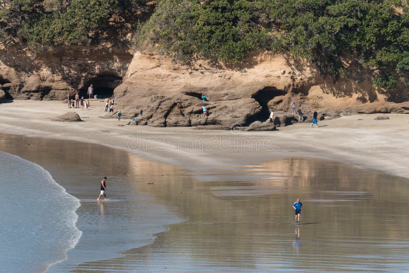 La gente che si rilassa sulla spiaggia nella baia dell'ancora fotografie stock libere da diritti La gente che si rilassa sulla spiaggia nella baia dell'ancora fotografie stock libere da diritti