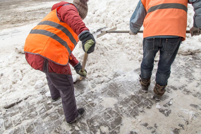 La gente che spala neve dopo precipitazioni nevose pesanti fotografie stock libere da diritti La gente che spala neve dopo precipitazioni nevose pesanti fotografie stock libere da diritti