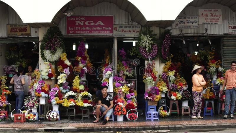 La gente che sta comperando a Ben Thanh Night Market