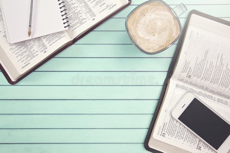 La gente che studia insieme facendo uso dei loro Smart Phone come risorsa fotografia stock libera da diritti La gente che studia insieme facendo uso dei loro Smart Phone come risorsa fotografia stock libera da diritti
