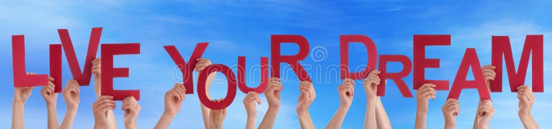 La gente che tiene parola rossa Live Your Dream Blue Sky fotografia stock libera da diritti La gente che tiene parola rossa Live Your Dream Blue Sky fotografia stock libera da diritti