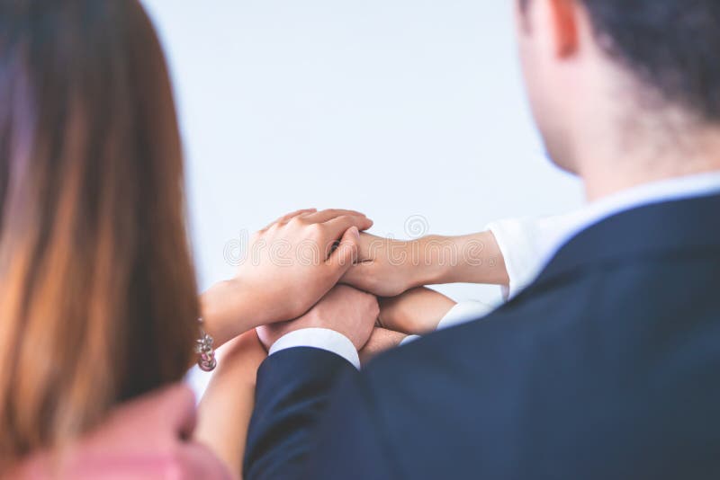 La gente che un mano per il concetto di successo del gruppo di affari immagine stock La gente che un mano per il concetto di successo del gruppo di affari immagine stock