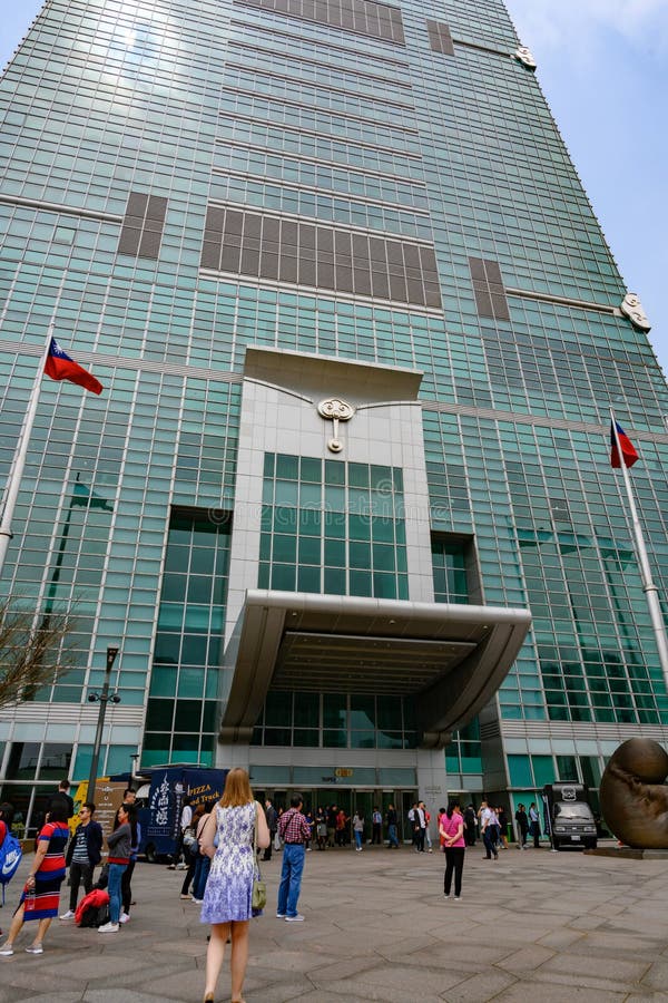 La gente che va estasiare Taipei 101, Taiwan Centro finanziario di Taipei fotografie stock La gente che va estasiare Taipei 101, Taiwan Centro finanziario di Taipei fotografie stock