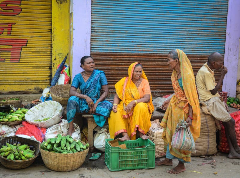 La gente che vende frutti al mercato locale in Gaya, India fotografia stock libera da diritti La gente che vende frutti al mercato locale in Gaya, India fotografia stock libera da diritti