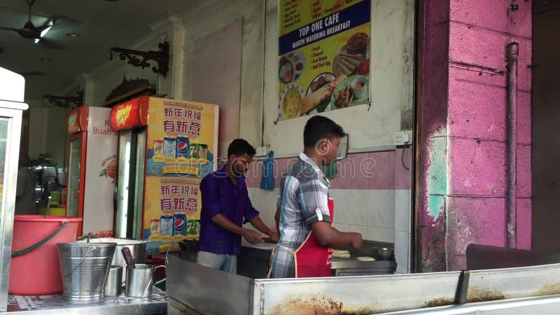 La gente che vende gli alimenti sulla via a Penang, Malesia