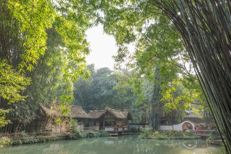 La gente che visita il parco del cottage ricoperto di paglia Du Fu a Chengdu fotografia stock libera da diritti La gente che visita il parco del cottage ricoperto di paglia Du Fu a Chengdu fotografia stock libera da diritti