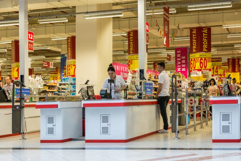 La gente comprueba hacia fuera en el supermercado local foto de archivo libre de regalías La gente comprueba hacia fuera en el supermercado local foto de archivo libre de regalías