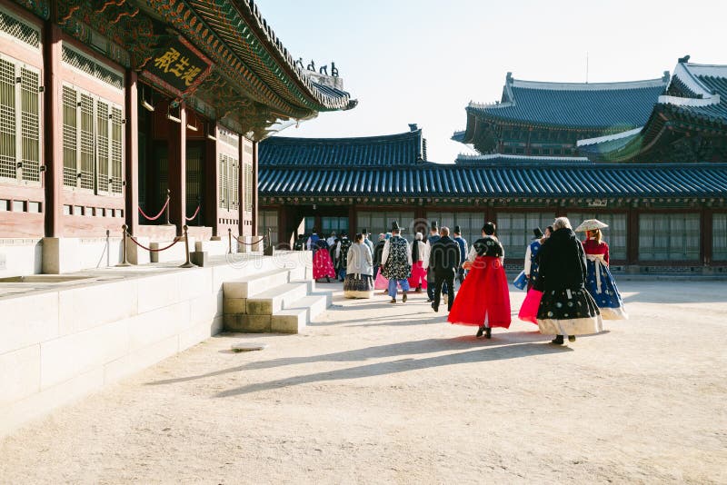 La gente con il vestito coreano da Hanboktraditional nel palazzo di Gyeongbokgung, Seoul, Corea fotografie stock La gente con il vestito coreano da Hanboktraditional nel palazzo di Gyeongbokgung, Seoul, Corea fotografie stock